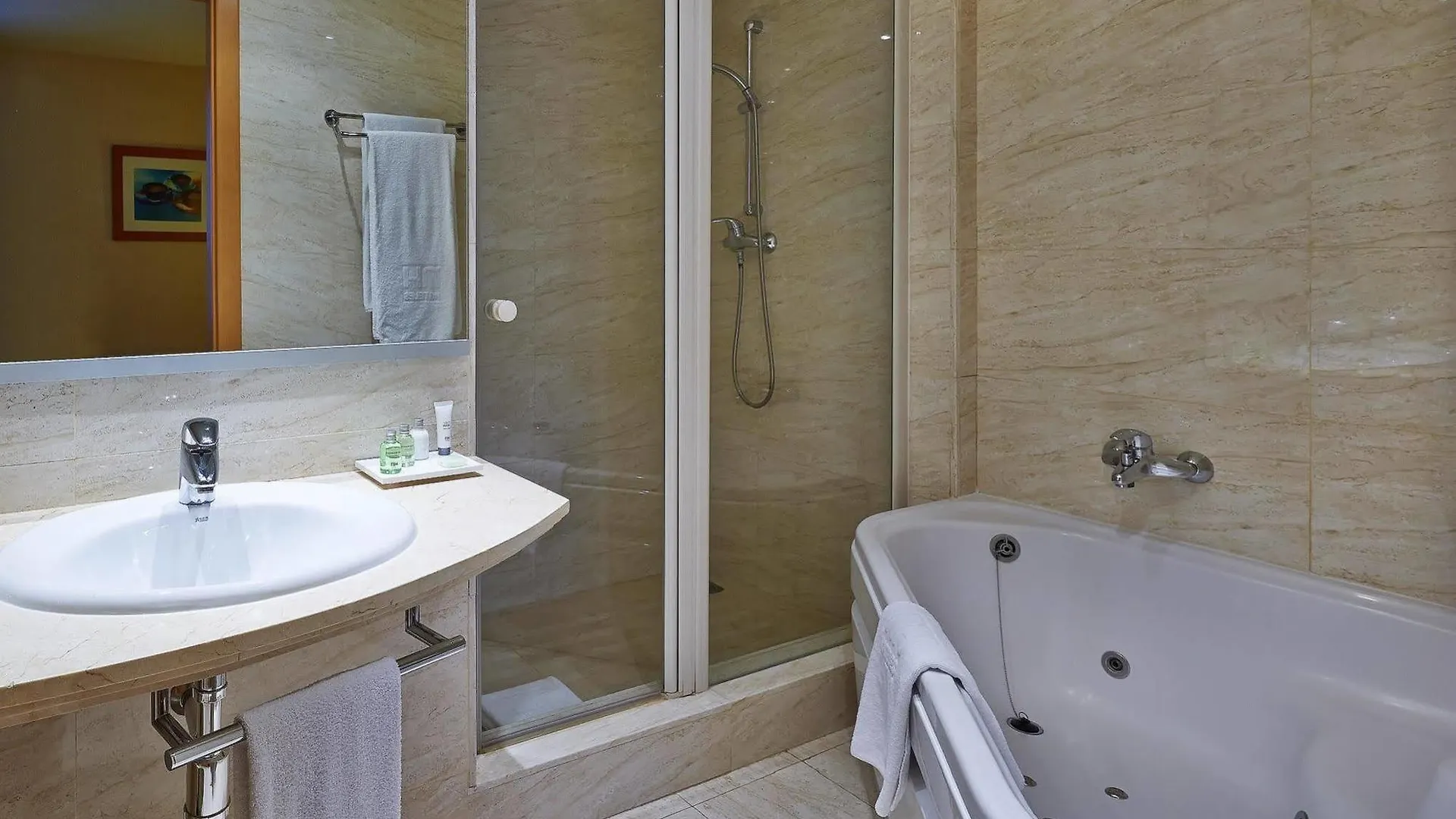 Sercotel Porta Barcelona سانت خوسنت دسفيرن 3*,  إسبانيا